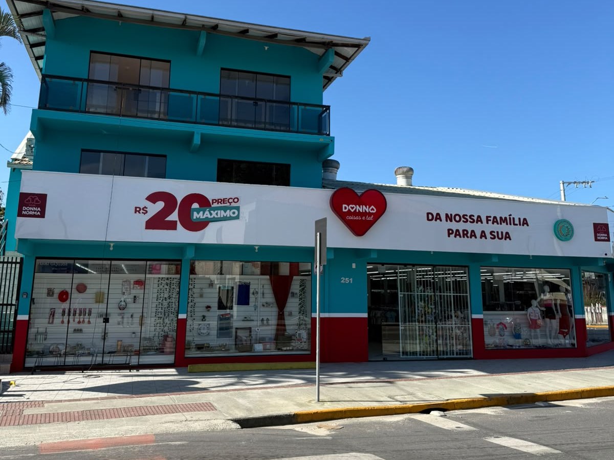 Fachada da loja Donna Norma em Balneário Barra do Sul, na Avenida São Francisco do Sul, 251