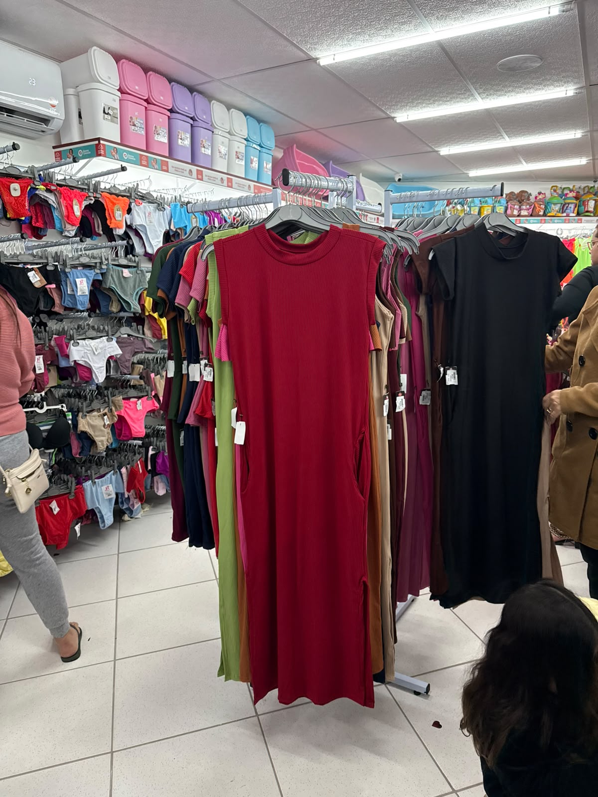 Vestidos e moda feminina expostos nos cabides